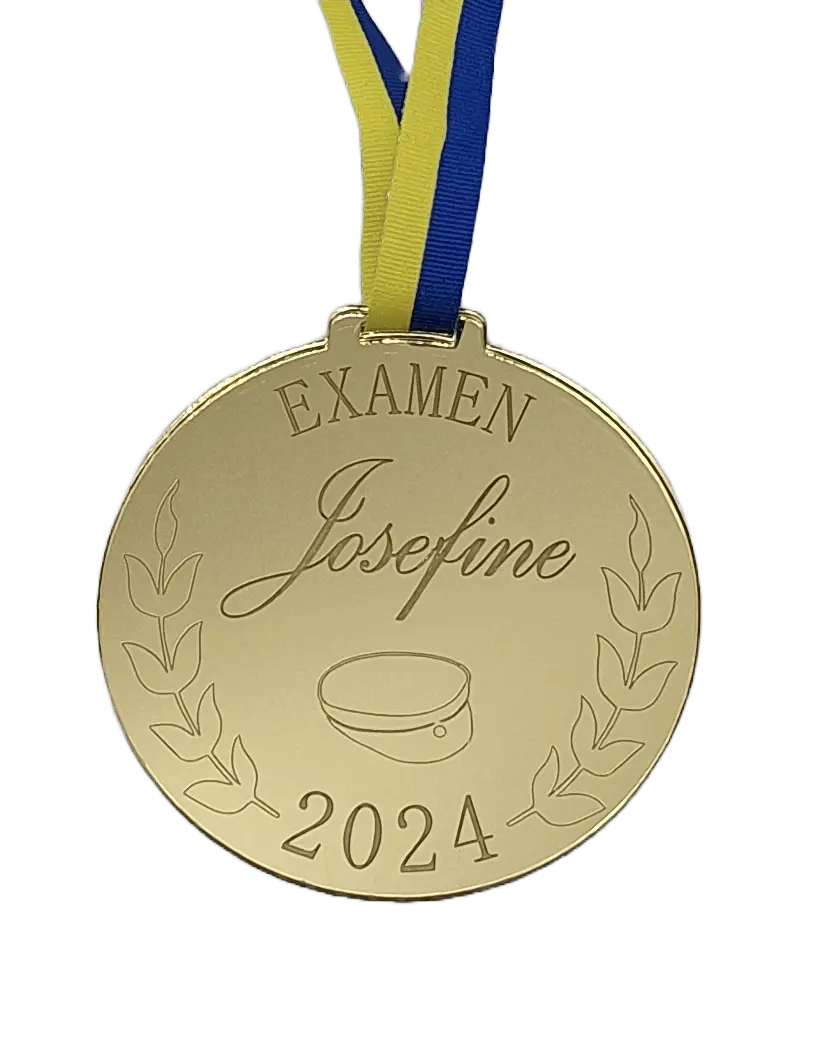 Examens Medalj | Minnesvärd från Express-presenter är en guldmedalj med blått och gult band, graverad med Examen, Josefine, en examensmössa, lagergrenar och 2024 - en personlig spegelplast medalj för att fira framgång.