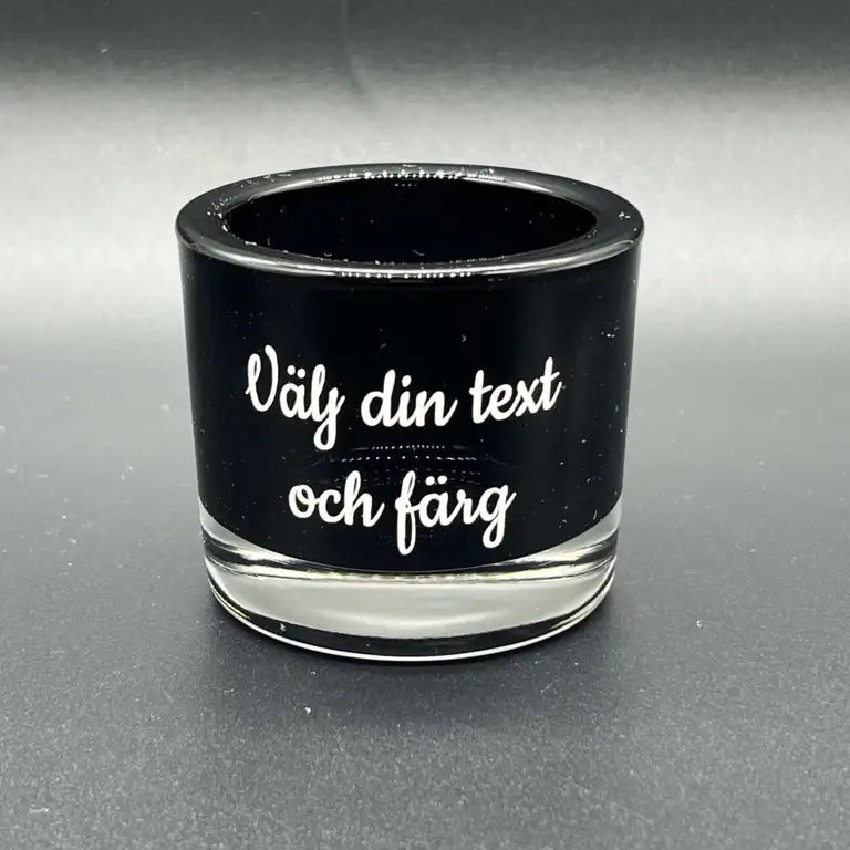 A Svart ljuslykta från Expresspresenter.se med din egna design och valfri text-en personlig ljuslykta som passar alla miljöer.