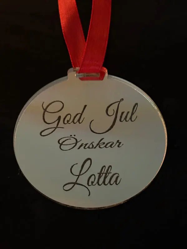 Julhänge i form av ett rött hjärta med texten “God Jul önskar” och rött satinband – perfekt julgransdekoration