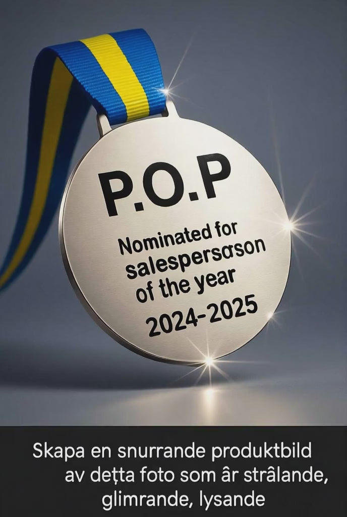 video som visar en plastmedalj i silver med svart text ingraverat