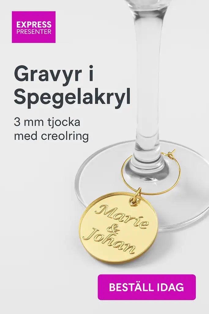 A Festdekoration för glas med gästernas namn från Expresspresenter.se hänger elegant runt vinglasets fot. Svenska texter lyfter dessa akrylbrickor med creolring och en Beställ idag-knapp underlättar din order.