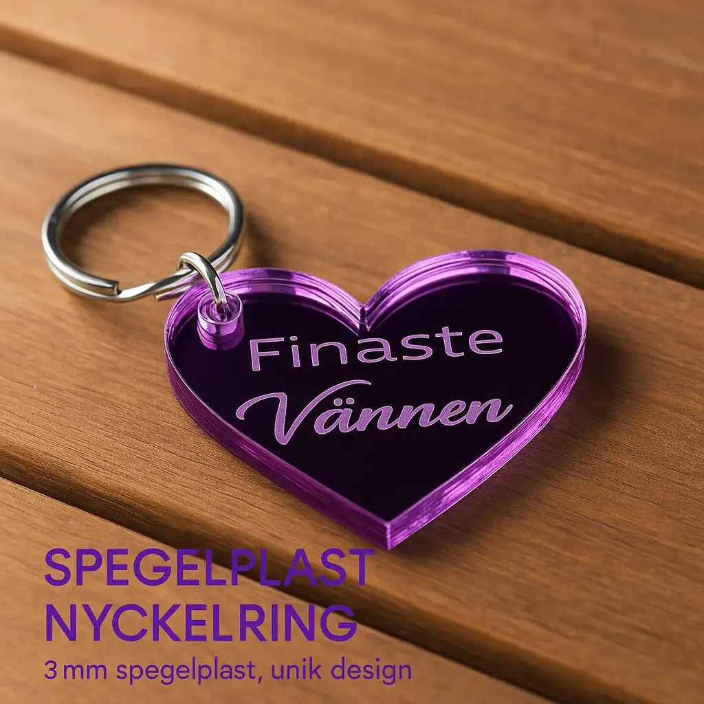 En rosa, hjärtformad nyckelring i akryl från Express-presenter med "Finaste vännen" ingraverat. Text på svenska: Nyckelring | Finaste vännen Rosa, 3 mm spegelplast, unik design-perfekt present till en vän.
