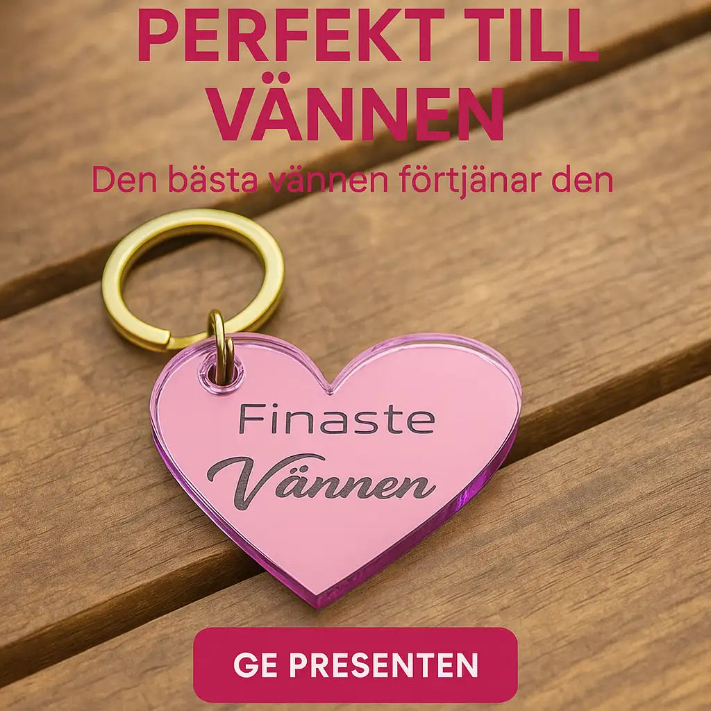 Nyckelring | Finaste vännen Rosa från Express-presenter: En hjärtformad rosa spegelnyckelring med texten "Finaste Vännen" på träyta. Ge din vän en uppskattad present - klicka på knappen nedan!.
