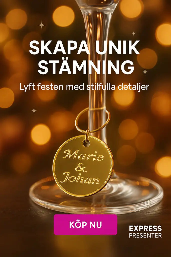 En etikett i guld med gästens namn från Festdekoration för glas med gästernas namn (Expresspresenter.se) hänger på ett vinglas. I bakgrunden syns varma ljus. Texten "Skapa unik stämning" och knappen "Köp nu" visas på rosa bakgrund.