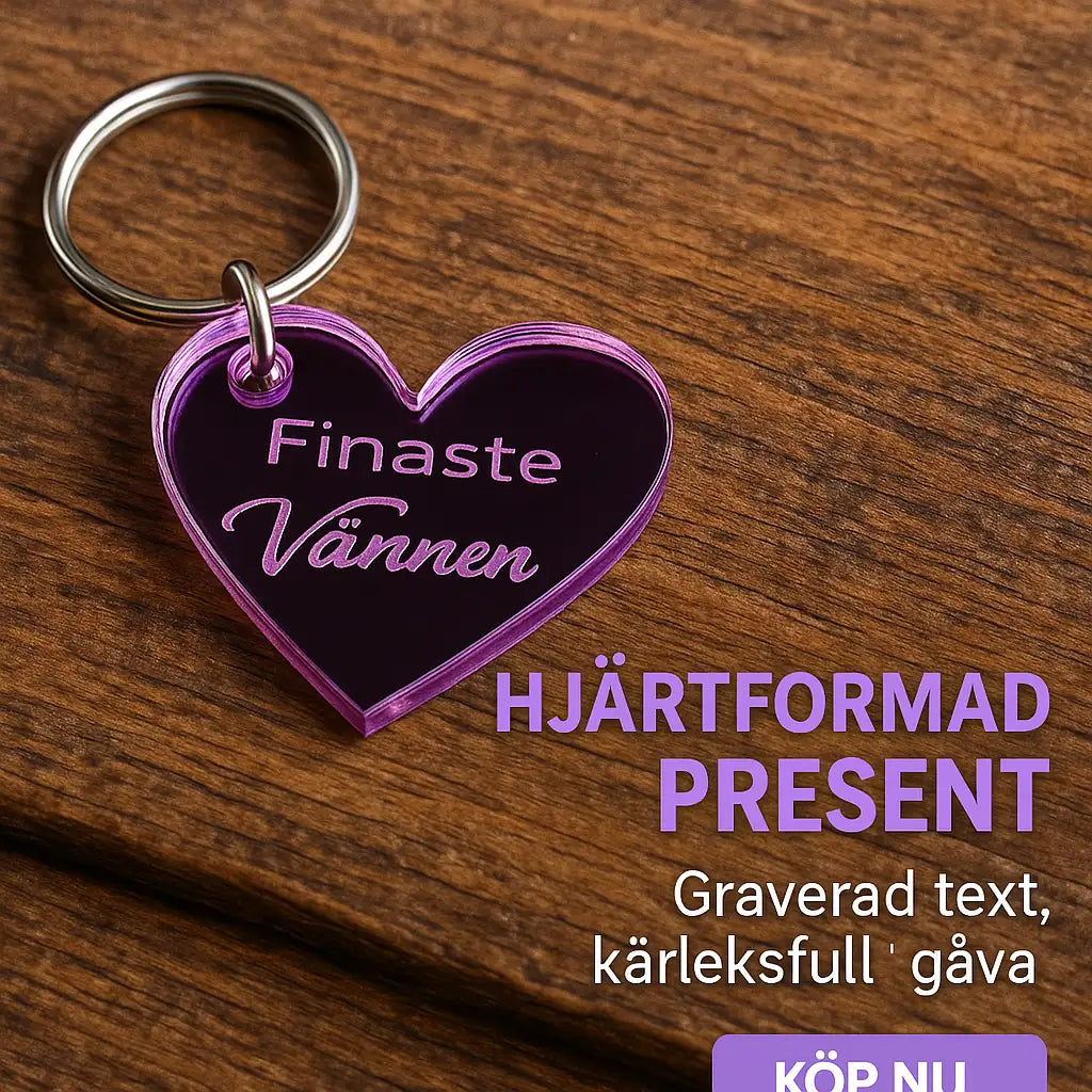 En hjärtformad nyckelring i rosa spegelplast från Express-presenter, graverad med "Finaste vännen", ligger på ett träbord. Perfekt present till en vän! Klicka på köp nu-knappen i bilden för att beställa.