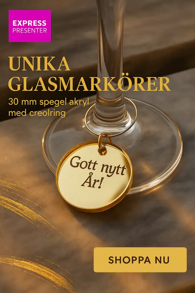 En guldfärgad Glasmarkör Gott nytt år från Express-presenter hänger på en champagneglas. Rosa och gul svensk text lyfter fram dessa unika glasmarkörer, med en beige "Shoppa nu"-knapp.