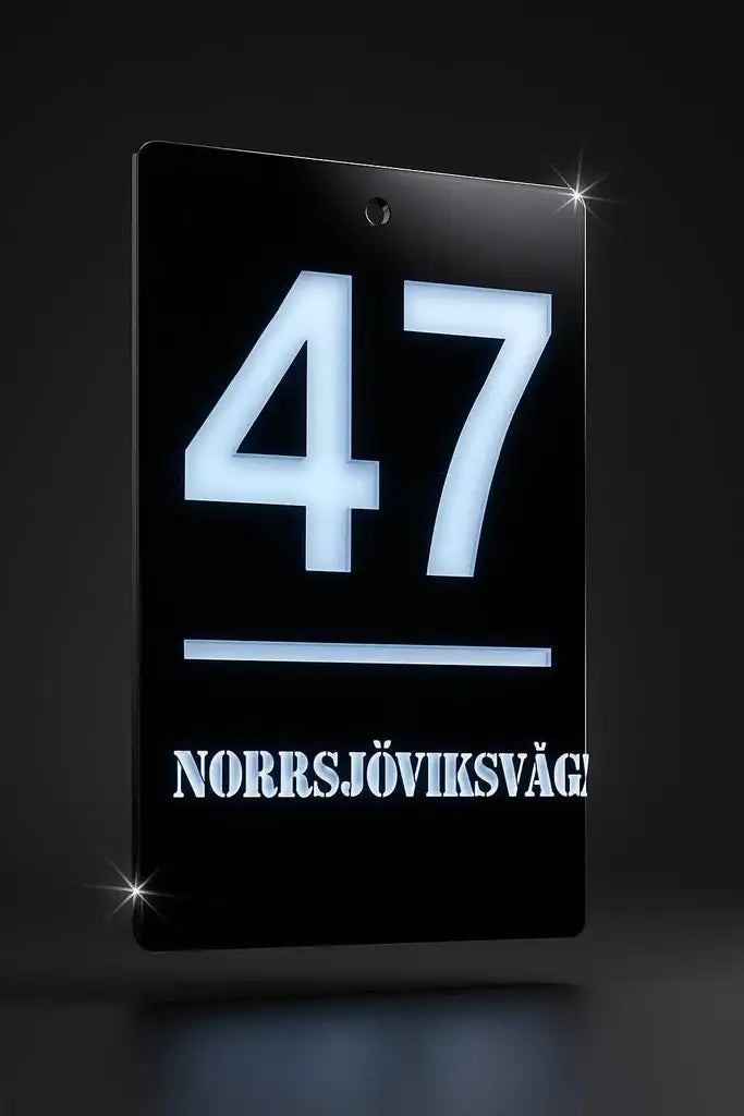 Fasadskylt exklusivt från Express-presenter: mörk akrylskylt med stora vita siffror "47", linje och gatunamnet NORRSJÖVIKSVÄG under, reflekterande detaljer för elegant och tydlig exponering.