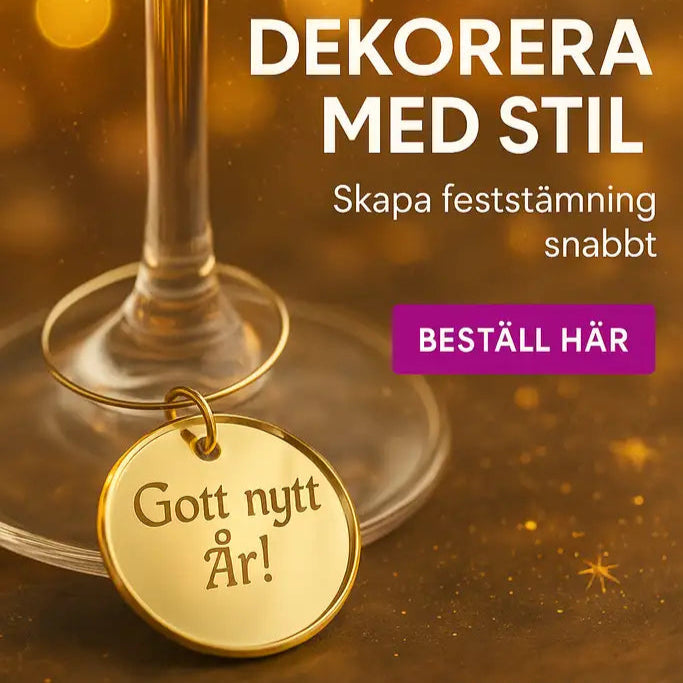 En närbild av Expressens Glasmarkör Gott nytt år på en champagneglasskena. Den svenska texten föreslår att man dekorerar med denna glasmarkör vid festliga tillfällen, med en lila Beställ här-knapp på en gnistrande guldbakgrund.