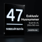 Uppgradera din fasad med Fasadskylt exklusivt från Express-presenter - akrylskylt, visar 47 och NORRSJÖVIKSVÄG på svart botten. Svensk text, elegant design, mått 290x190 mm. Beställ nu!.