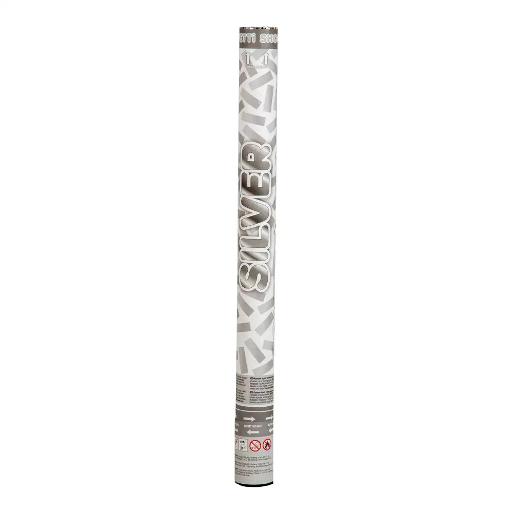 En 60 cm hög cylindrisk konfettikanon från Express-presenter, med en silvervit design märkt "SILVER" vertikalt, med botten av kraftpapper som visar varningar och hintar om den silverfärgade papperskonfettin inuti.