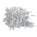 En hög med små, rektangulära, silverfärgade papperskonfetti från Konfettikanon SILVER 60 cm by Express-presenter sprids ut på en vit, slät yta.