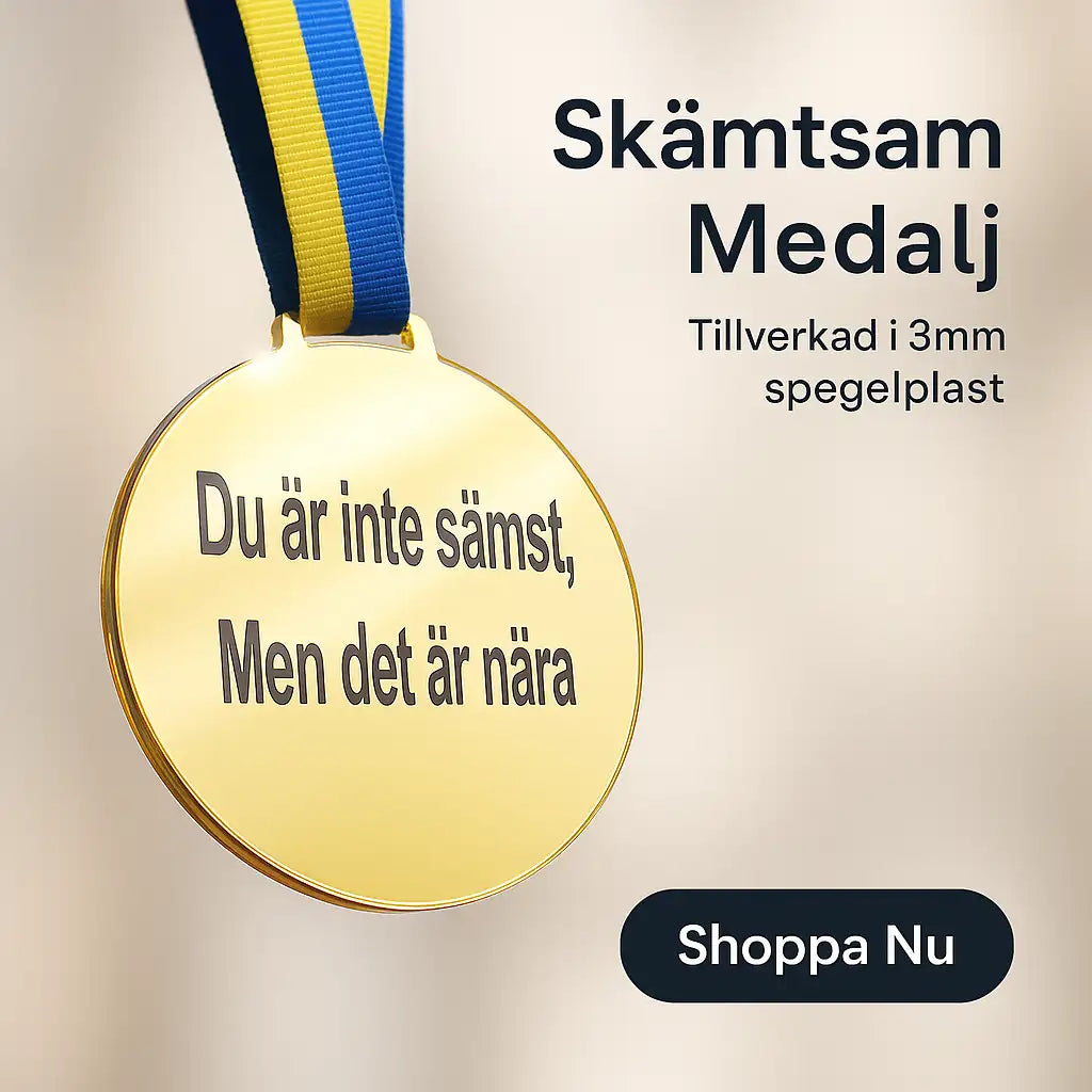 Express-presenter Medalj | Du är inte sämst: Guldmedalj i 3mm spegelplast med blågult band. Text: "Du är inte sämst: "Du är inte sämst, men det är nära." Perfekt skämtpresent! Shoppa nu.