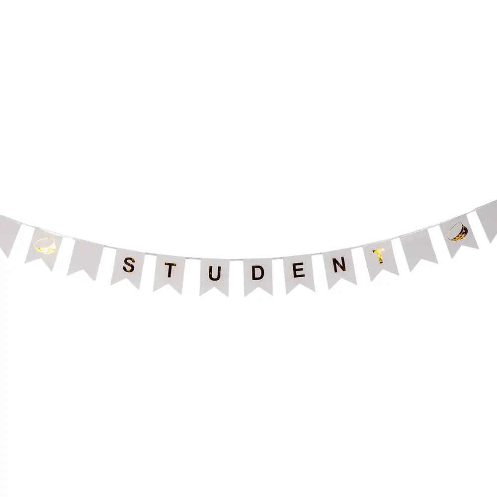 Express-presenter FLAG BANNER STUDENT 3 M har vita flaggvimplar med svarta "STUDENTEN"-bokstäver och gulddetaljer - studentmössa, diplom, jordglob - på ändflaggorna mot en vit bakgrund.