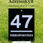 Fasadskylt exklusivt från Express-presenter: En blanksvart akrylskylt med siffran 47 och texten NORRSJÖVIKSVÄGEN, perfekt som stilren adressskylt eller husnummerskylt att placera på gräsmattan.