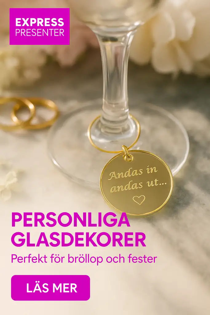 En Dekoration till glas från Expresspresenter.se har en 30mm guld etikett med texten "Andas in andas ut..." bredvid två ringar, perfekt som en personlig spegelakryl etikett för bröllop och fest.