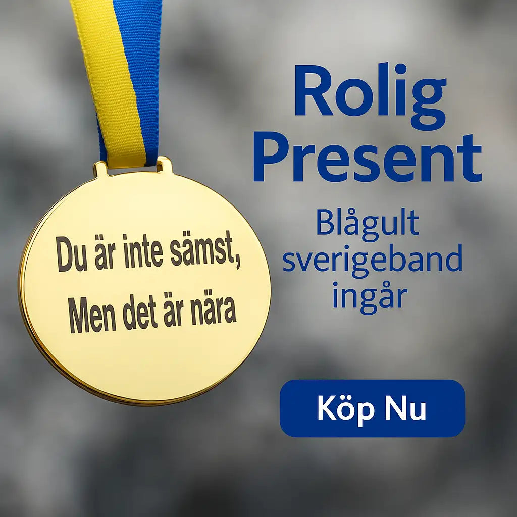 Express-presentatörens Medalj | Du är inte sämst kommer i spegelplast med blågult sverigeband. Text: "Rolig present: "Rolig present, blågult sverigeband ingår." Blå "Köp Nu"-knapp visas. Medaljen lyder: "Du är inte sämst, men det är nära.