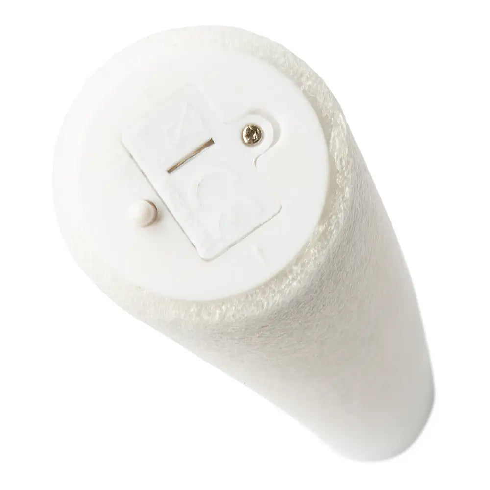 Närbild av undersidan av en Express-presenter FOAM STICK LED DISPLAY, som visar dess vita cylindriska yta med textur och ett plastlock till batterifacket med CE-märkning och skruv.