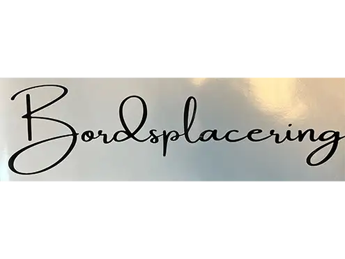 Bilden visar texten "Bordsplacering" i eleganta, kursiva svarta bokstäver på en ljus bakgrund som en självhäftande Bordsplacering dekal från Expresspresenter.se.