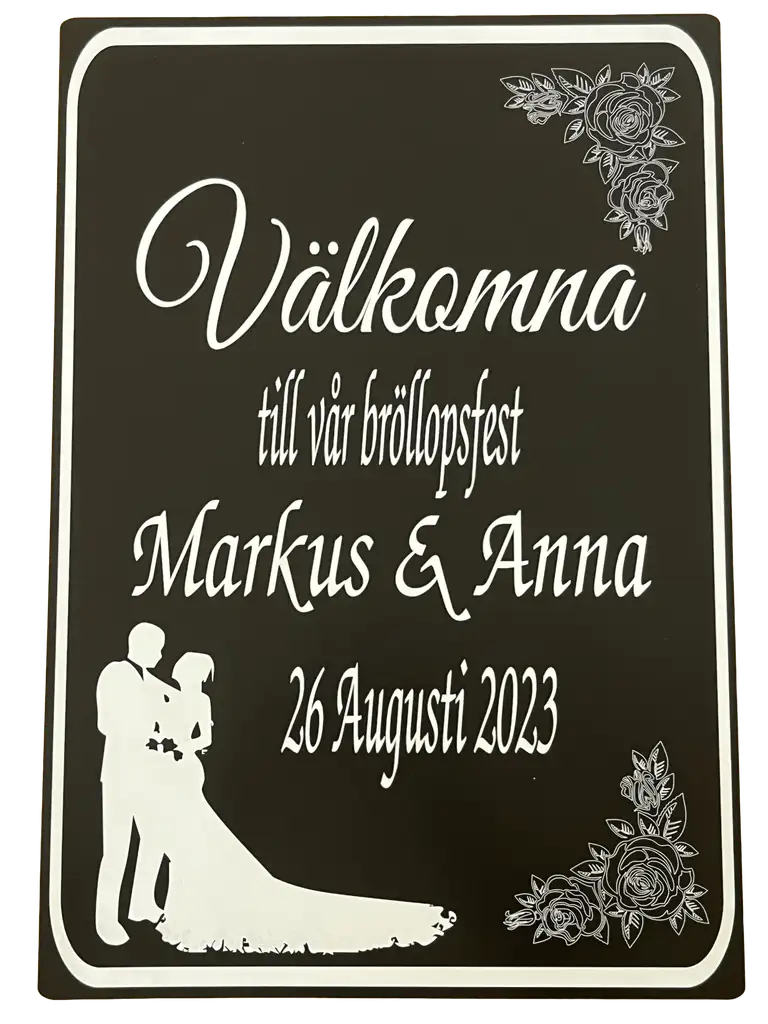 Skapa din välkomstskylt bröllop från Expresspresenter.se - en svart skylt med vit text, blommor och brudpars siluetter. Exempeltext: Välkomna till vår bröllopsfest Markus & Anna 26 augusti 2023.