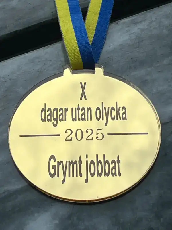 Express-presenter's Medalj | Dagar utan olycka har ett blågult sverigeband, är tillverkad av 3 mm spegelplast och graverad med "X dagar utan olycka 2025 Grymt jobbat", vilket betyder "X dagar utan olycka 2025 Great job".