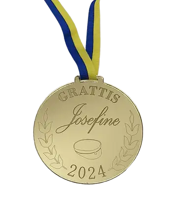 Express-presenter's Studentpaketet innehåller en guldmedalj graverad med "GRATTIS Josefine 2024", lagergrenar och en illustration av en mössa - en perfekt studentpresent. Medaljen levereras på ett blågult band.
