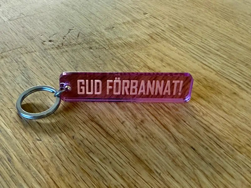Nyckelring | “Gud förbannat” i Rosa spegelplast - Expresspresenter.se