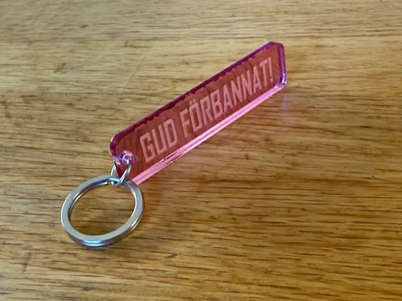 Nyckelring | “Gud förbannat” i Rosa spegelplast - Expresspresenter.se