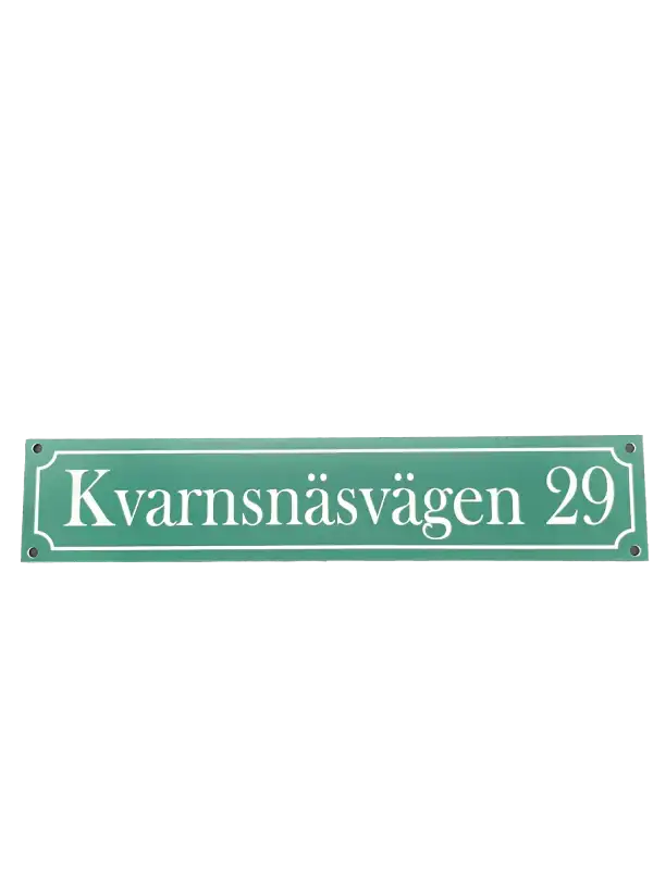 Adressskylt från Express-presenter: Grön skylt med vit text "Kvarnsnäsvägen 29" på vit bakgrund. Mått 300×100 mm, skruvhål för enkel montering.