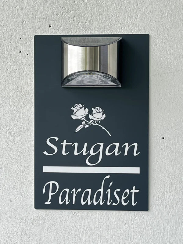 Personlig hus-skylt i elegant grå design