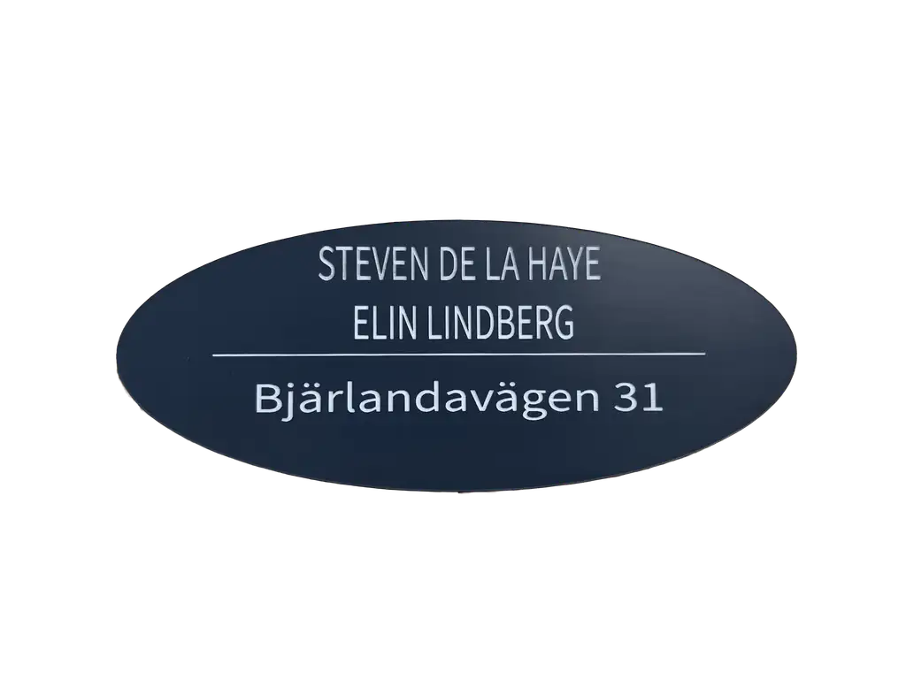 Skylt brevlåda från Express-presenter - en oval, mörkblå akrylskylt med lasergraverad text: STEVEN DE LA HAYE, ELIN LINDBERG och Bjärlandavägen 31. Perfekt namnskylt till brevlådan eller hemmet.