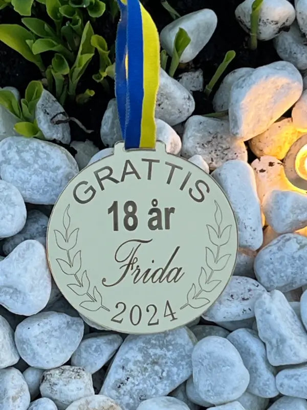 Exklusiv Svensk Guldmedalj i plast med Blågult Band - 7 cm - DinMedalj