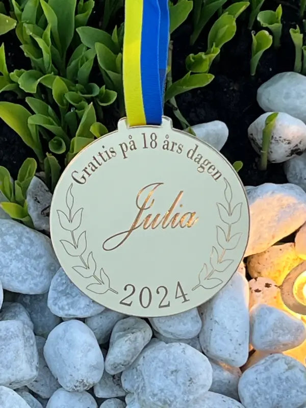Medalj grattis på 18 års dagen - DinMedalj