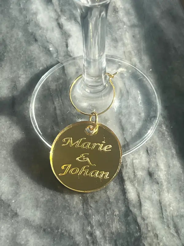 Festdekoration för glas med gästernas namn