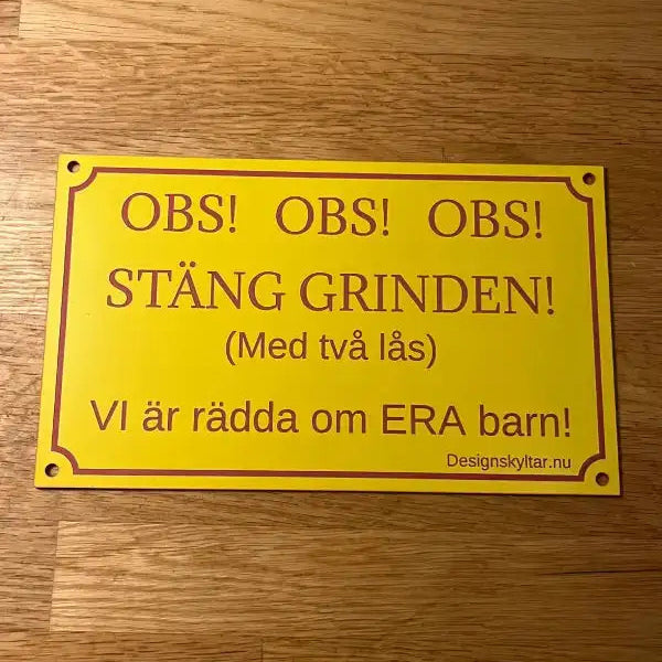 Express-presenterar Grindskylt förskola: Skylt med två lås för träyta, röd svensk text "OBS! OBS! OBS! OBS! STÄNG GRINDEN! (Med två lås) VI är rädda om ERA barn!" - Sätter barns säkerhet först.