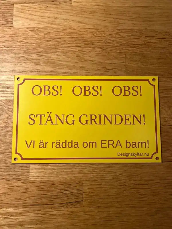 Express-presenter Stäng grinden skylt mått 200x120 mm har en gul bakgrund, röd kant och svensk text: "OBS! OBS! OBS! STÄNG GRINDEN! Vi är rädda om ERA barn!", vilket främjar säkerheten på lekplatser med träytor.