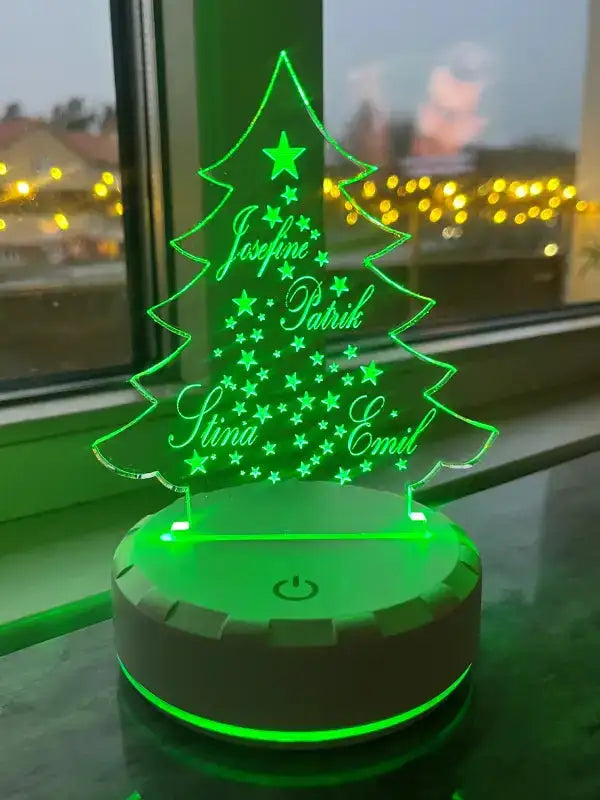 Expressens "Julklappstips med familjens namn" är en lysande grön LED-nattlampa med Josefine, Patrik, Stina och Emil graverade bland stjärnor på en fönsterbräda, medan varma ljusslingor blinkar mjukt utanför.