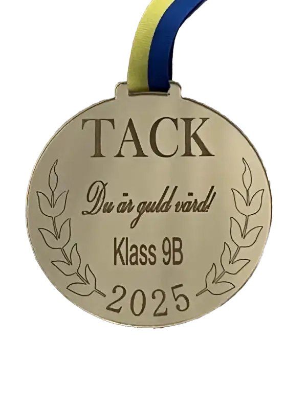 Expressens "Lärarens medalj | TACK" är en medalj i guldspegelplast med blågult band, lagerkvistar och texten: TACK Du är guld värd! Klass 9B 2025-en perfekt lärarpresent och personlig gåva.