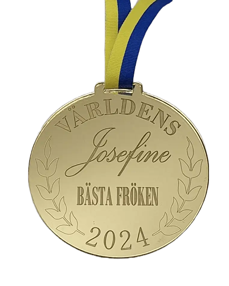 En vacker guldmedalj med blå-gult band från Express-presenter, graverad med "Världens bästa fröken 2024" och eget namn samt dekor av lagerkvistar.