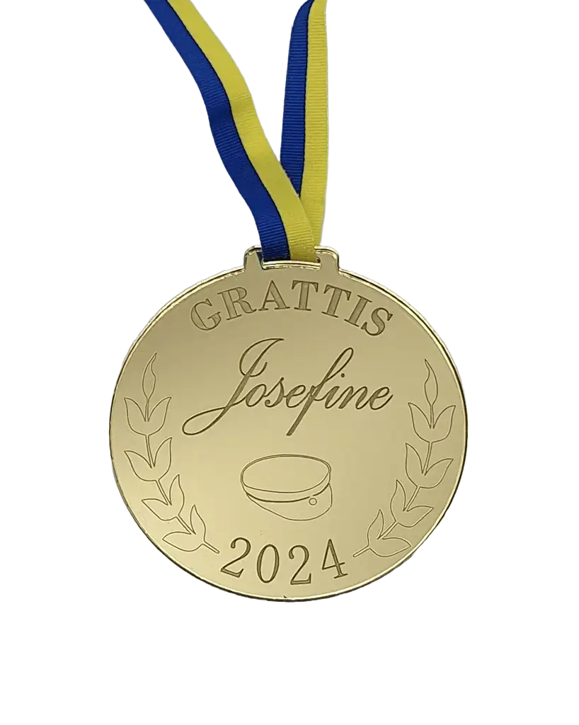 Express-presenter's GRATTIS | Medalj Examen och Student features personlig gravyr: "GRATTIS Josefine 2024", blå-gul band, lagerkvistar och studentmössa-en minnesvärd studentpresent.