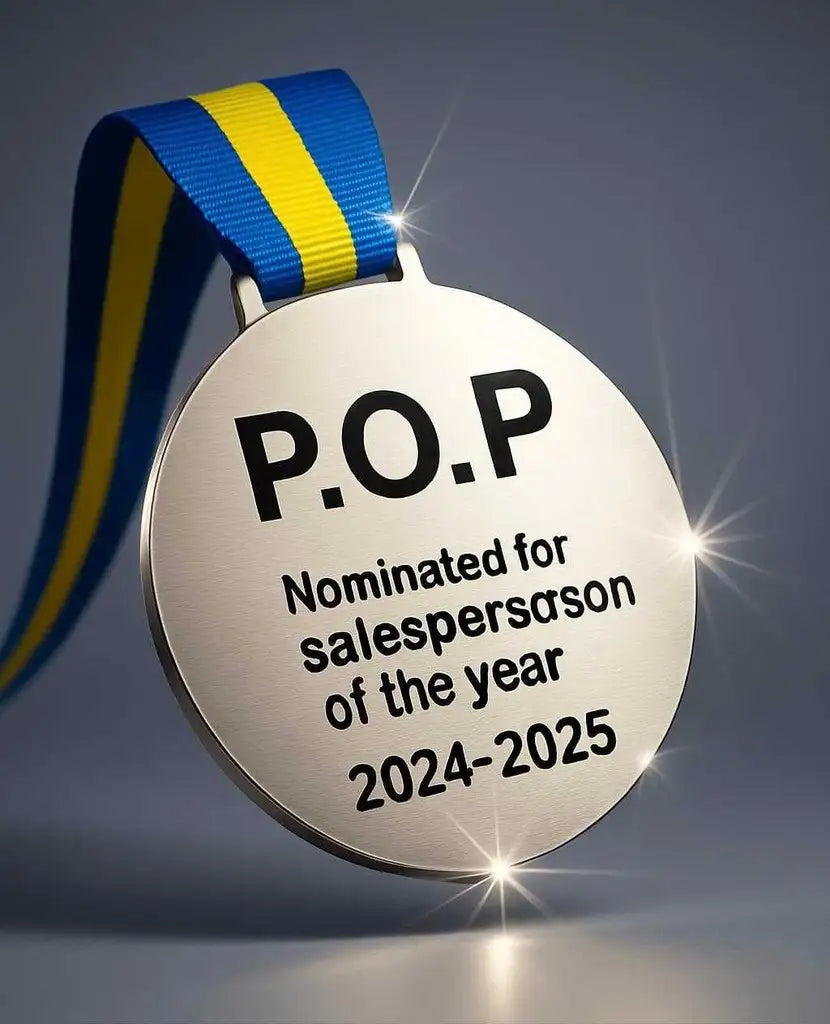Medaljen Nominerad för bästa från Express-presenter är en silverfärgad presentationsmedalj med ett blågult band, graverad med "P.O.P Nominerad till årets säljare 2024-2025", perfekt för nästa kickoff, mot en neutral bakgrund.