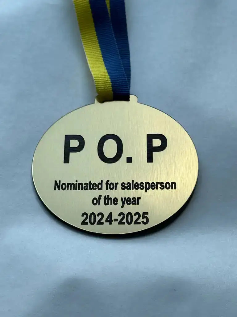 En guldfärgad Medalj | Nominerad för bästa från Express-presenter, med ett blågult band och "P.O.P Nominerad till årets säljare 2024-2025", visas på en vit bakgrund - perfekt för alla kickoff-evenemang.