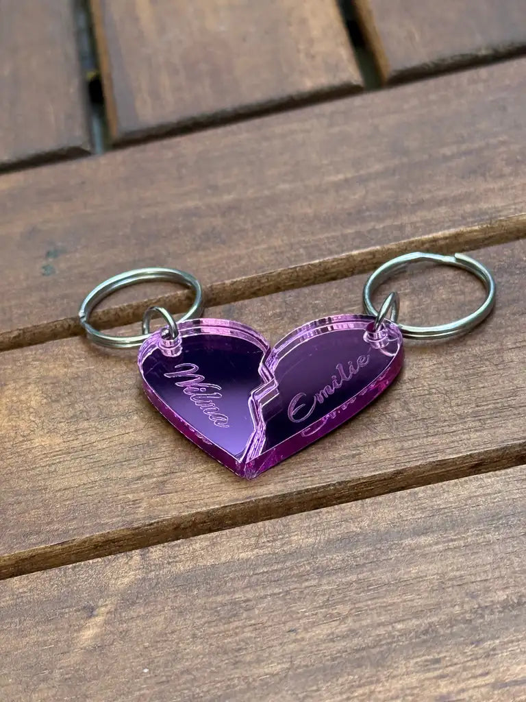 Express-presenter Nyckelring - Halvt hjärta i spegelplast (rosa) är en nyckelring i rosa spegelblank akryl, 4x3 cm, formad som ett krossat hjärta med två namn - Milena och Emilie - var sin halva på en nyckelring. Perfekt present till någon speciell.