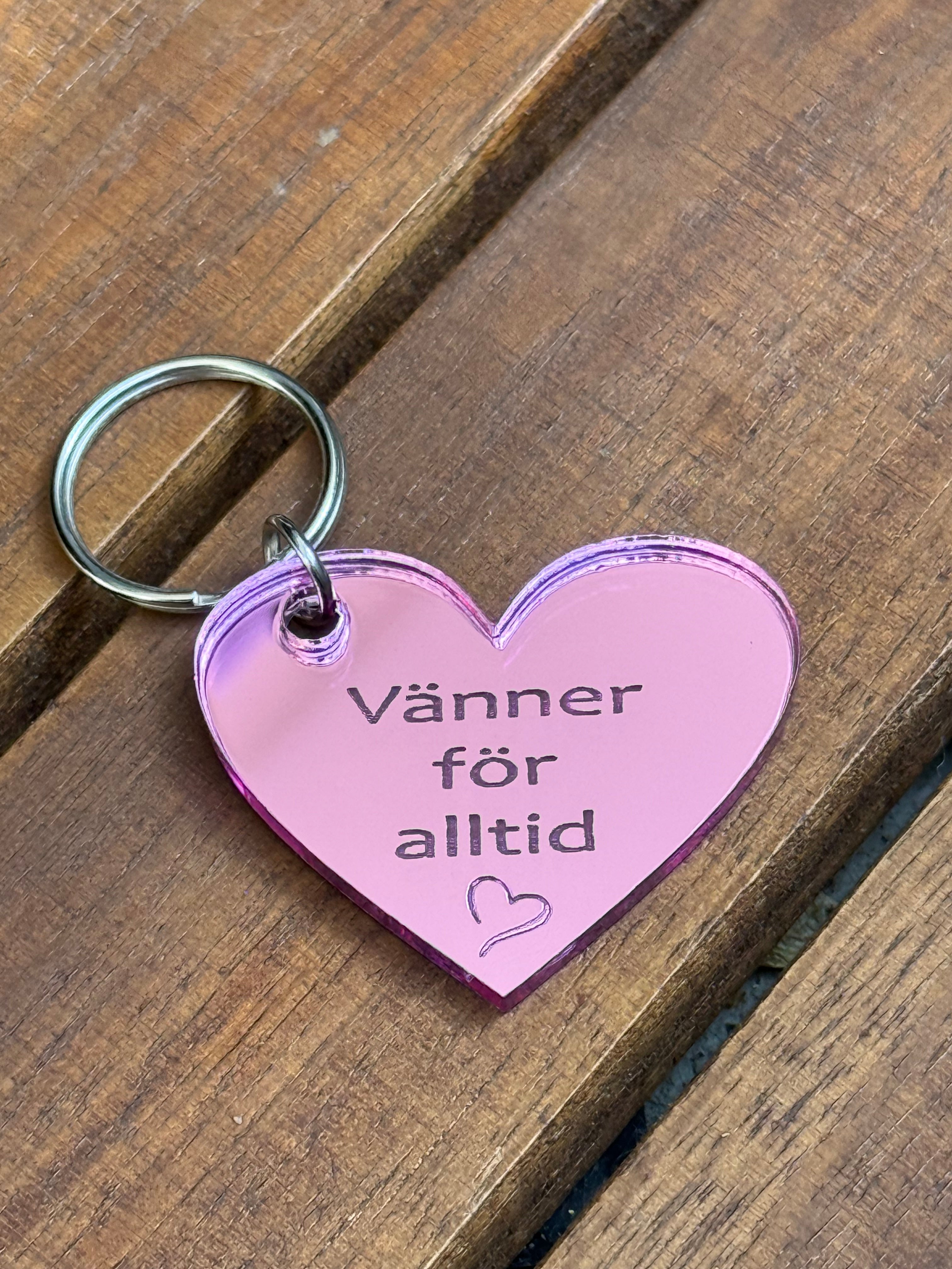 Nyckelring med form av ett rosa hjärta med texten vänner för alltid - expresspresenter.se