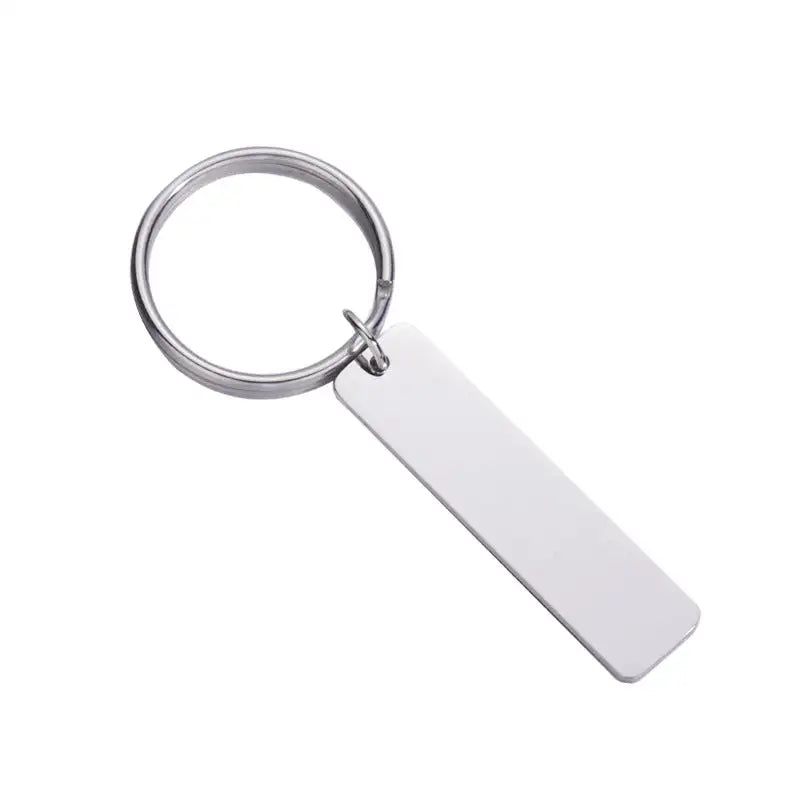 Nyckelringen Bästa pappa från Express-presenter har en silverfärgad, blank rektangulär tagg i rostfritt stål med rundade hörn - en blank, graverbar yta som passar perfekt att ge bort till din pappa.