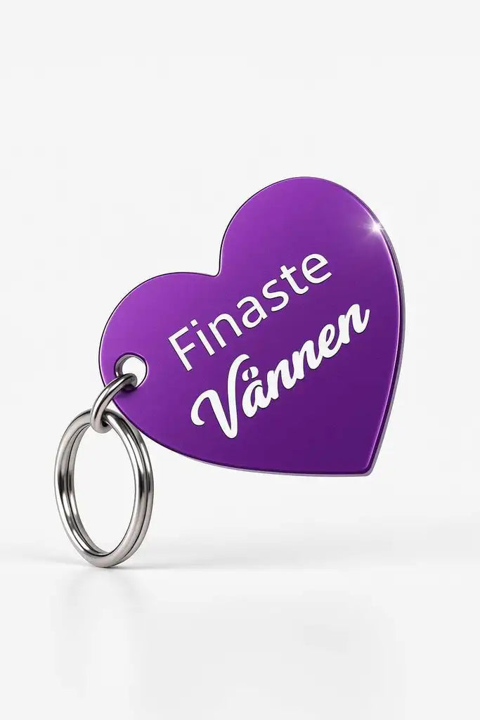 Expressens Nyckelring | Finaste vännen (lila) är en lila, hjärtformad nyckelring med en silverring och "Finaste vännen" ingraverat i vit stil.