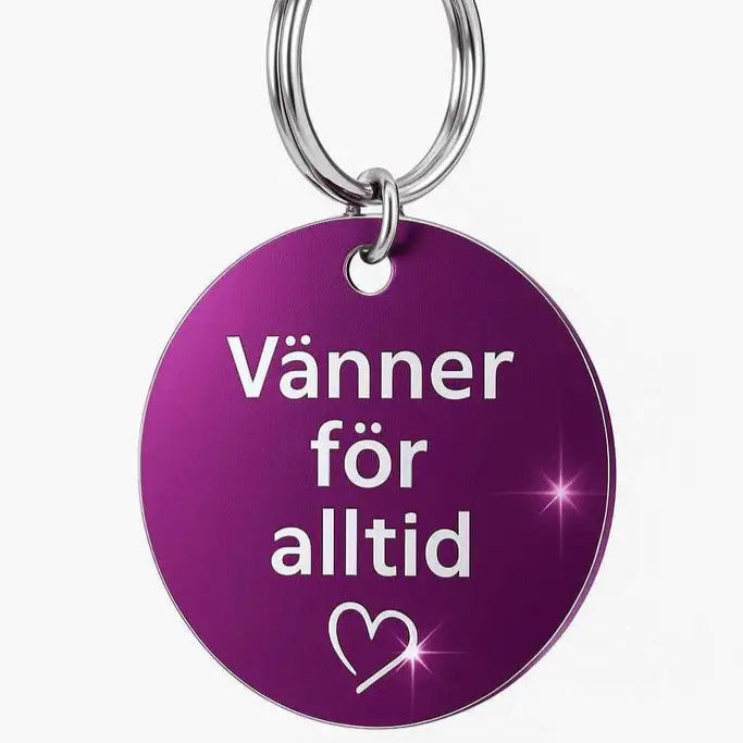 Express-presenter's Nyckelring | Vänner för alltid (Lila) är en 40 mm rund, mörklila nyckelring med den svenska texten "Vänner för alltid" och en liten hjärtkontur, fäst på en silverring.