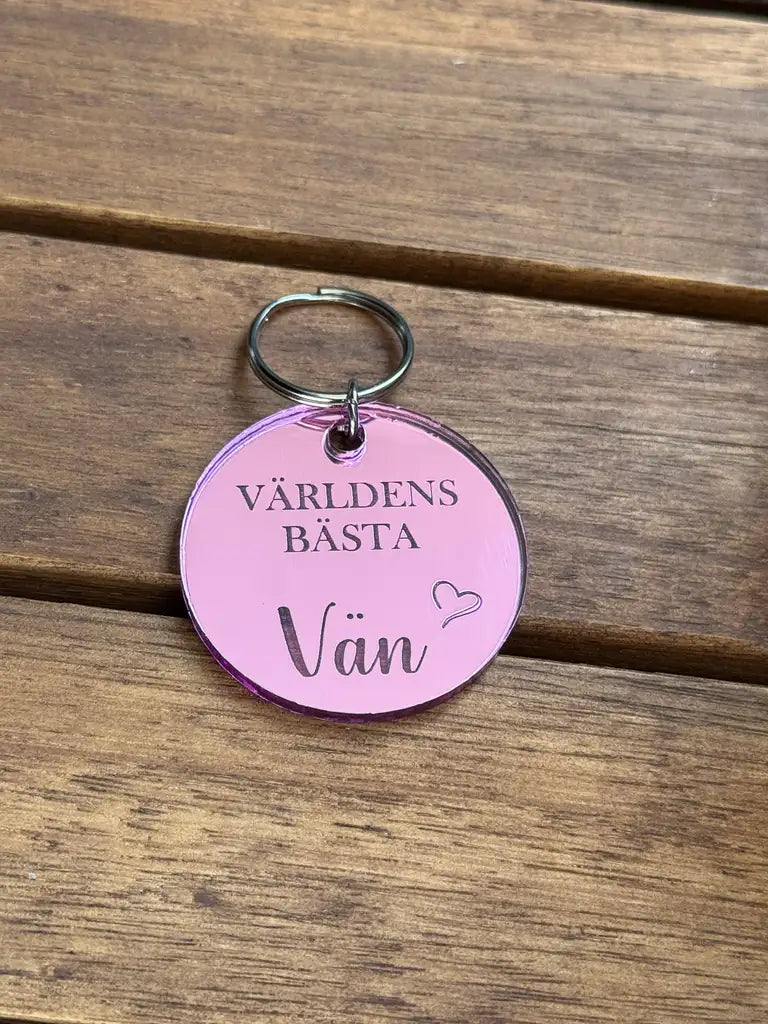 Nyckelringen Världens bästa vän (Rosa) från Express-presenter är en rosa, rund nyckelring med svensk text "Världens bästa vän" och en hjärtlig present till din bästa vän.