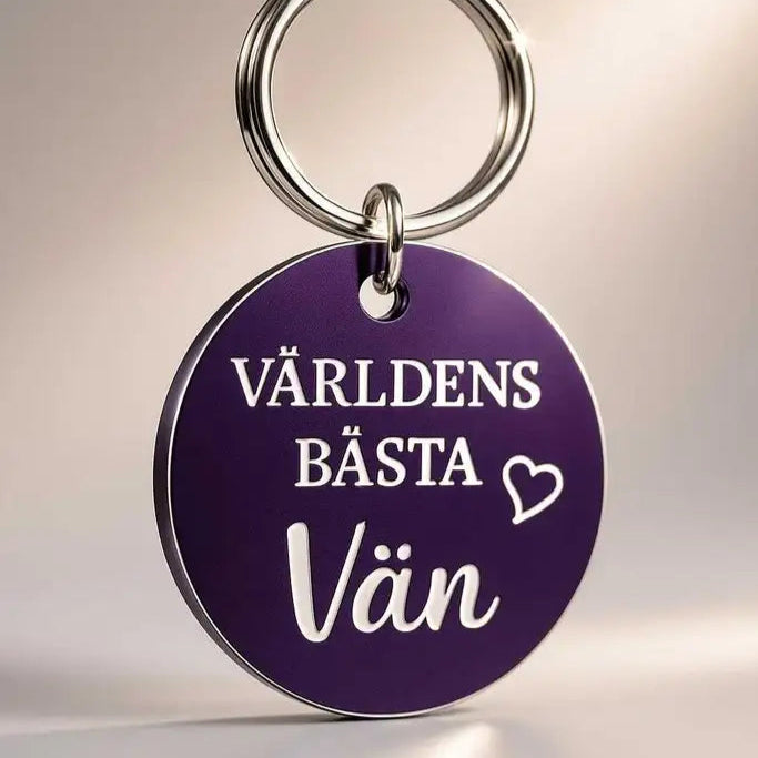 Nyckelringen Världens bästa vän (lila) från Express-presenter är en rund, lila nyckelring med silverkanter, en metallring och "världens bästa vän" plus ett hjärta ingraverat i graverad plast - vilket betyder "världens bästa vän".