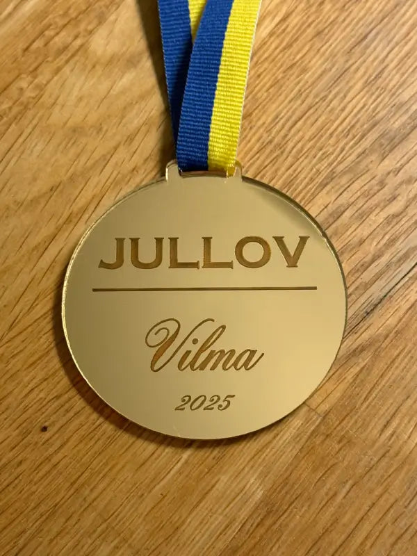 Avslutningspresent Jullovsmedalj med blågult band – unik svensk design, Express Presenter