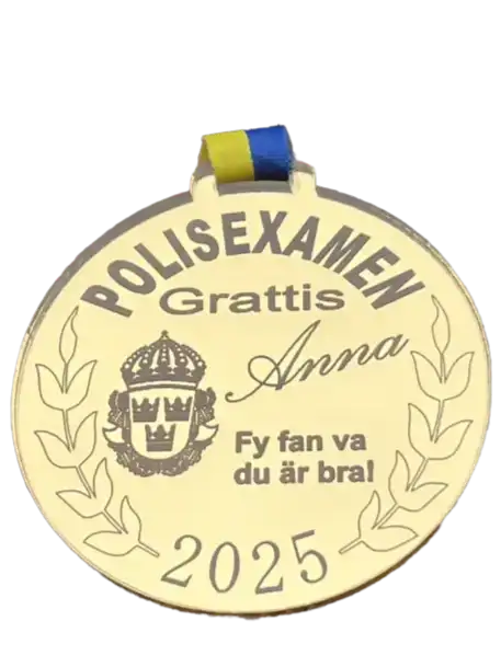 Express-presenterad medalj | Polisexamen: Specialtillverkad medalj med blågult band, vacker vapensköld och lagerkrans. Texten lyder "Polisexamen Grattis Anna, Fy fan va du är bra! 2025".